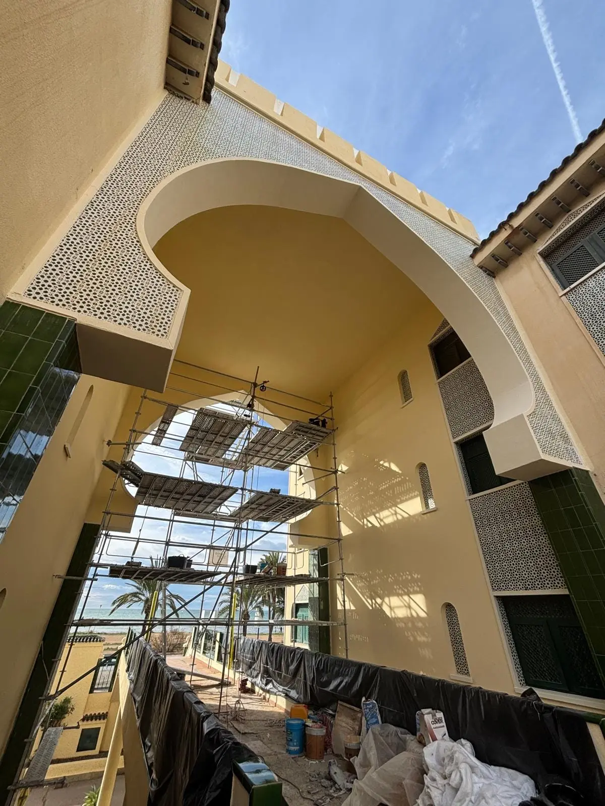 Arco de un edificio mediterráneo durante la intervención, con el andamio montado