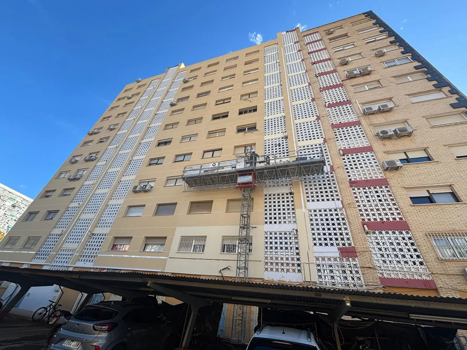 Torre de viviendas con las plataformas de trabajo montadas en la fachada