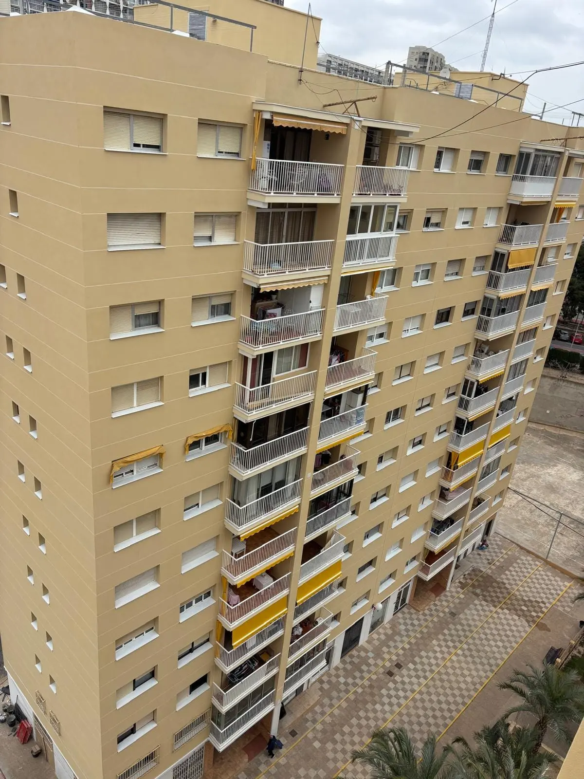 Torre residencial intervenida en altura
