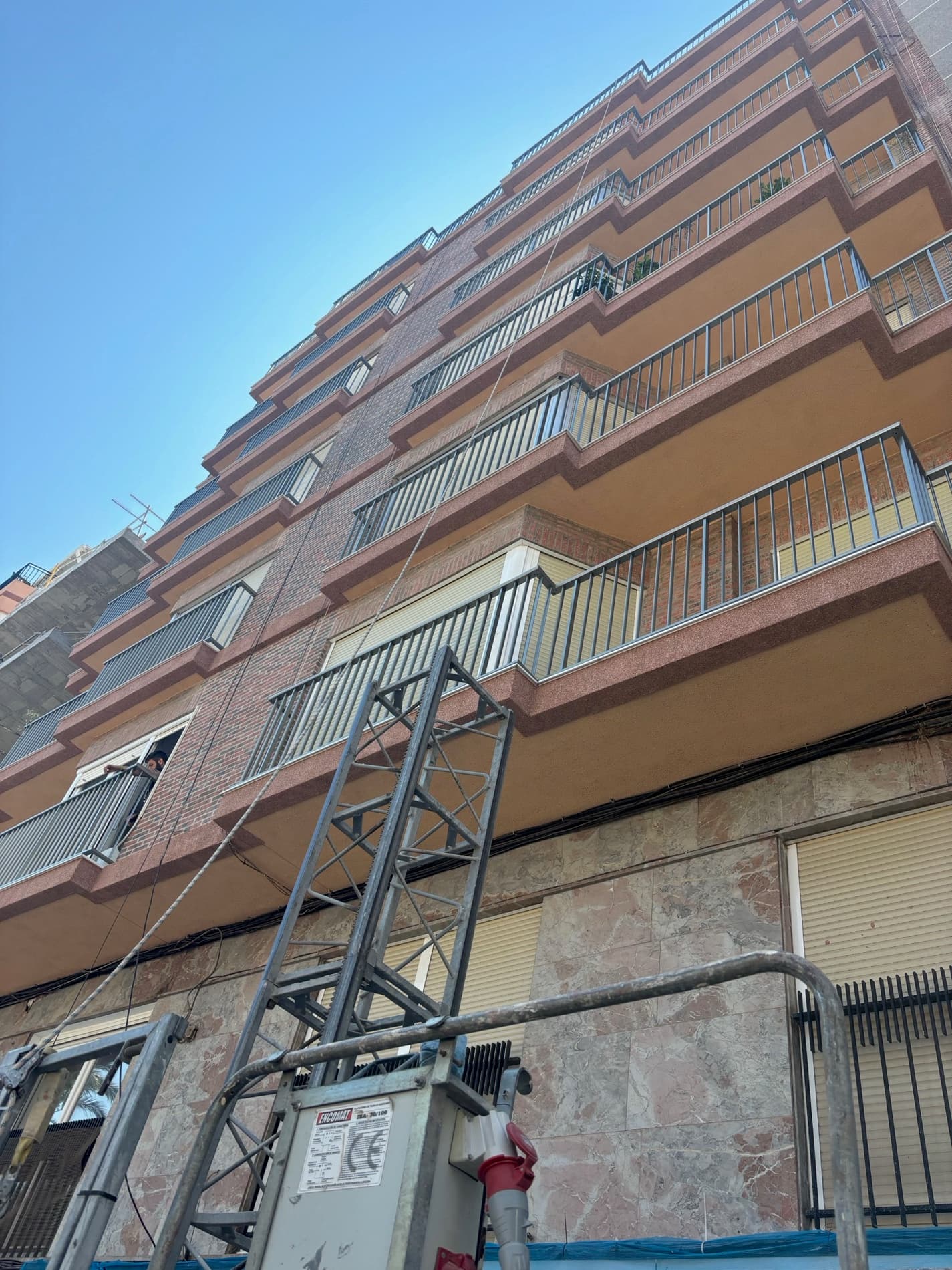 Bloque residencial con la fachada rehabilitada, revoco y pintura nuevos