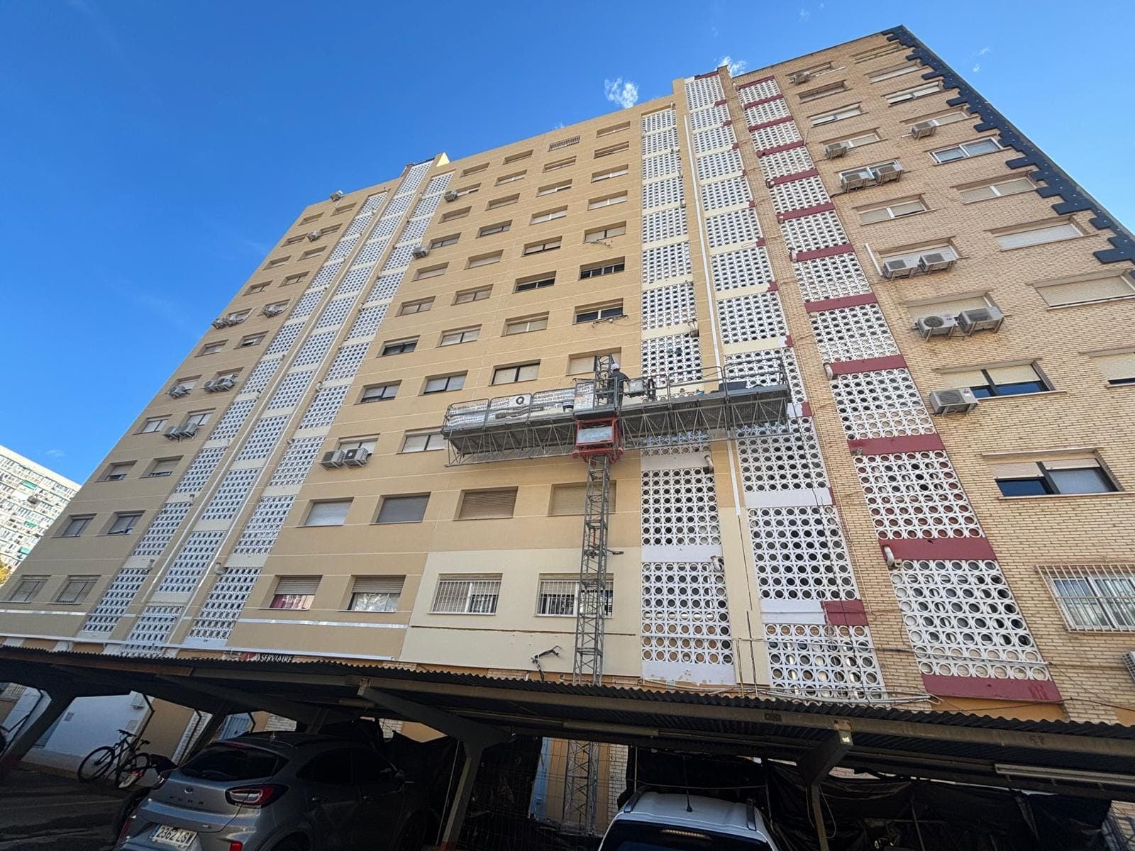 Torre de viviendas con las plataformas de trabajo montadas en la fachada