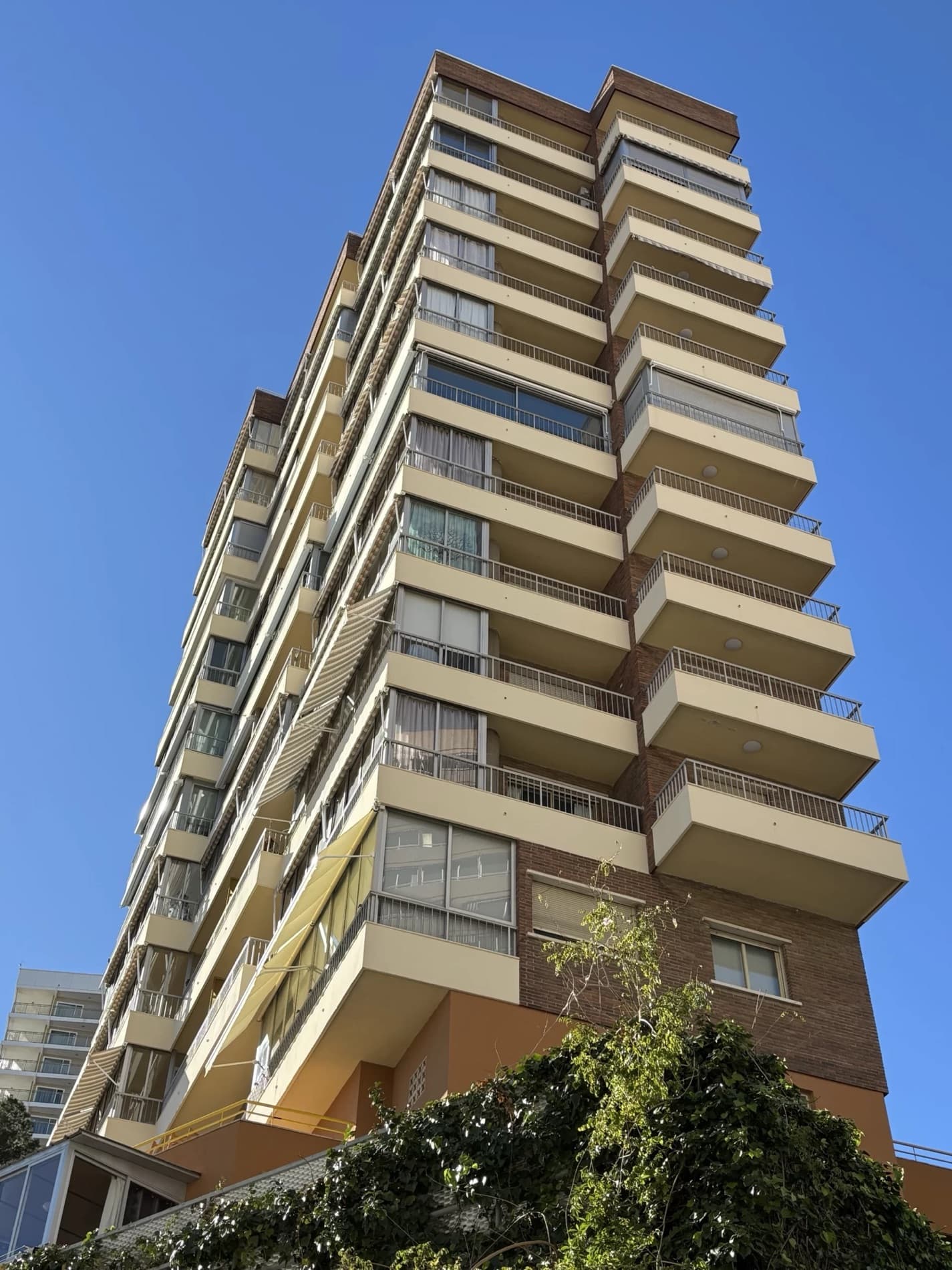 Operario trabajando en vertical sobre la fachada de un edificio, sin andamio